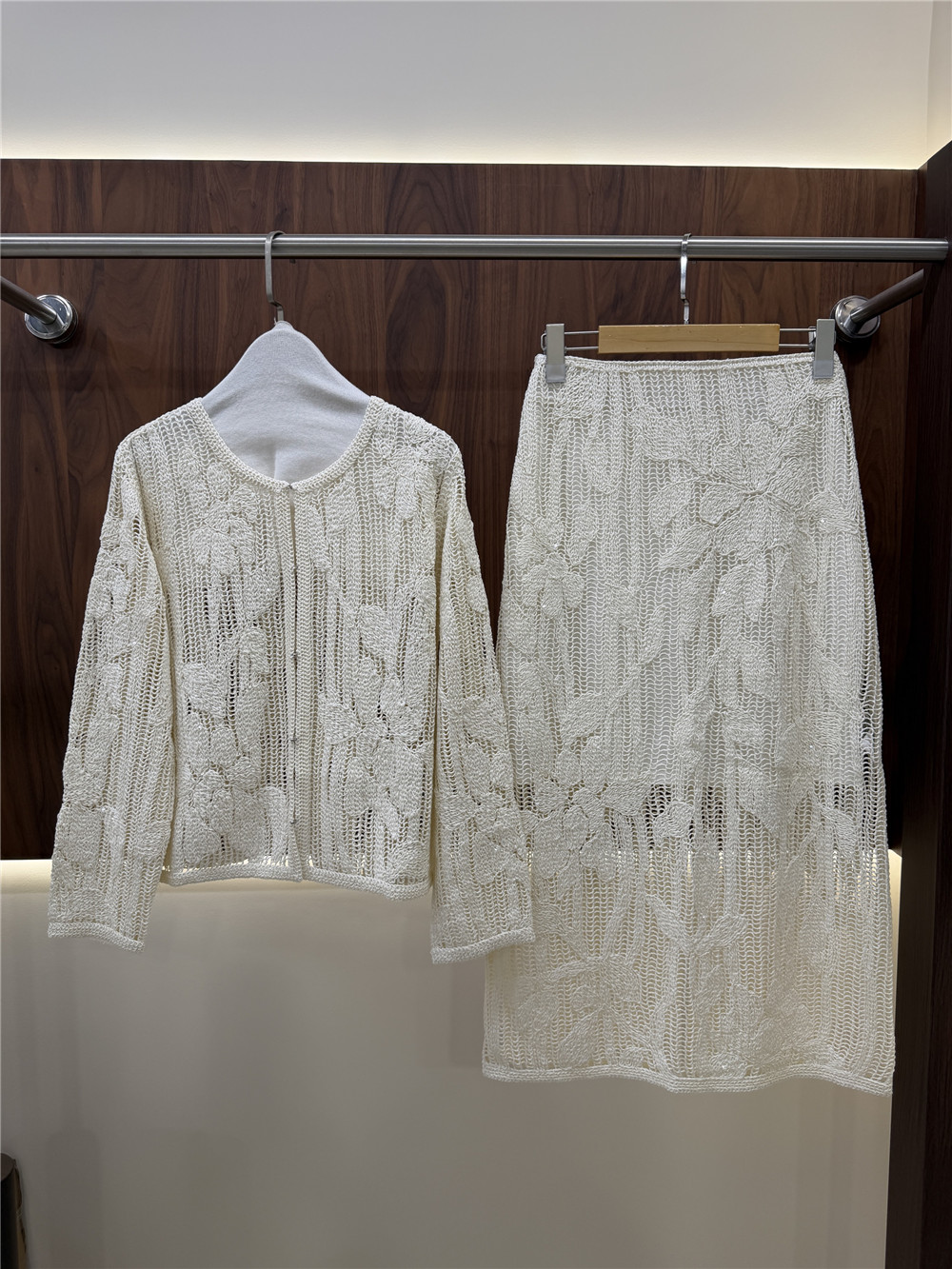 Embroidery Cardigan - Dames gebreide set met opengewerkte borduursels: