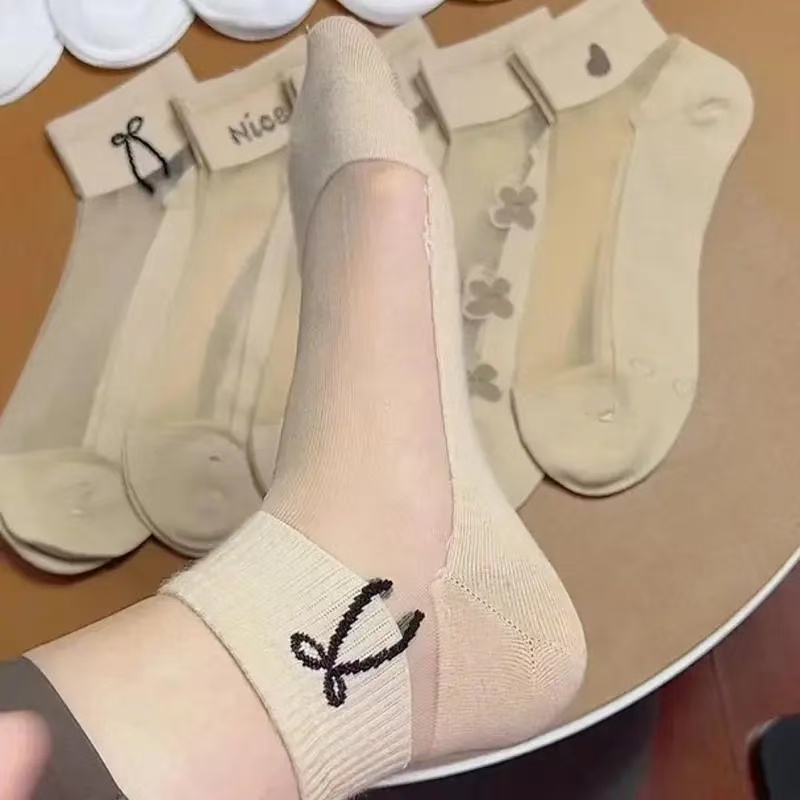 Dames sokken van doorschijnend - Embroidery On Socks recensie en prijs
